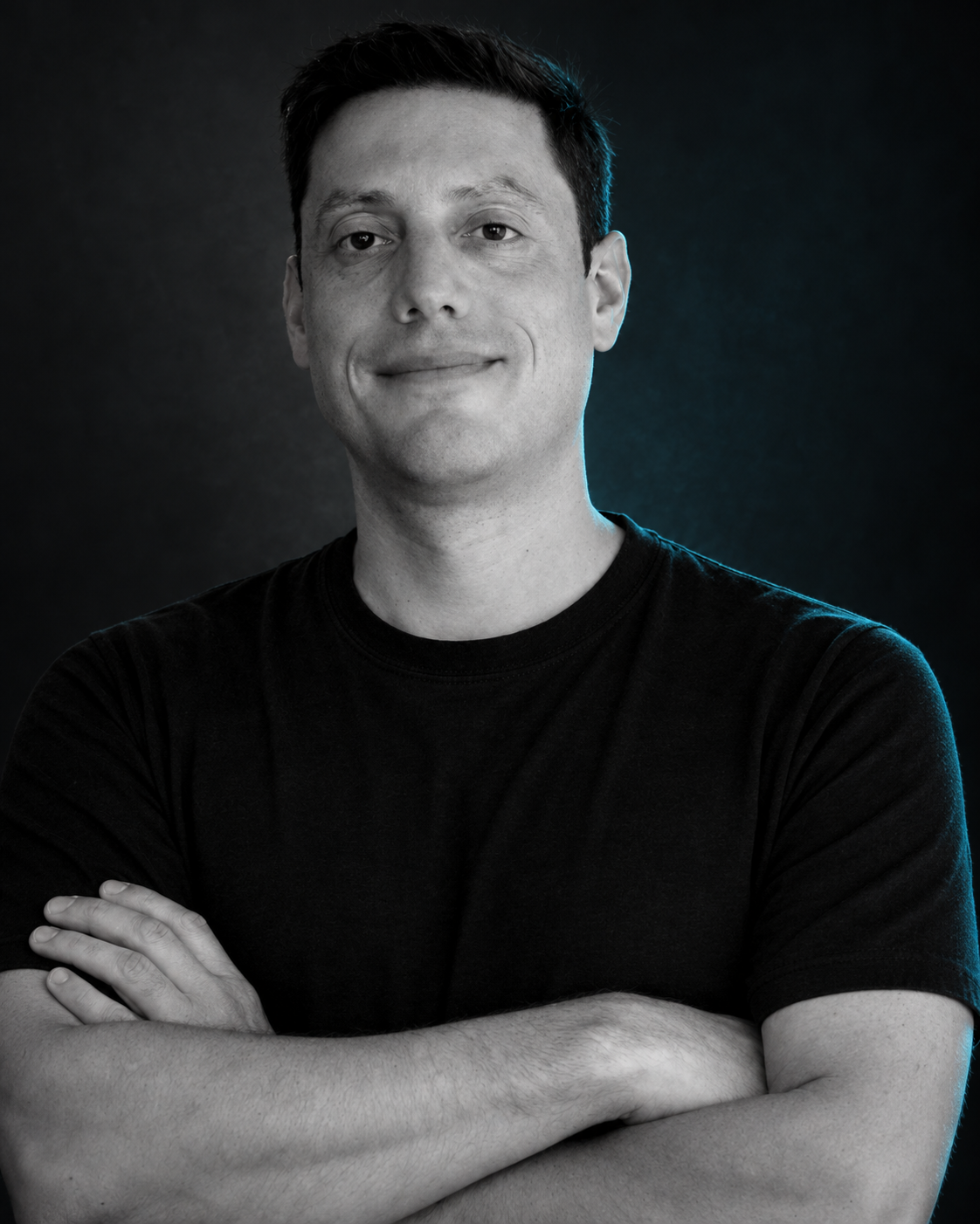 Retrato de Santiago Díaz Pace sobre fondo oscuro